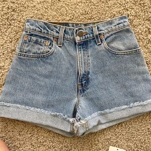 Vintage Levi’s 550 size 25 USA made. Super cute and flattering cut! Denim Shorts